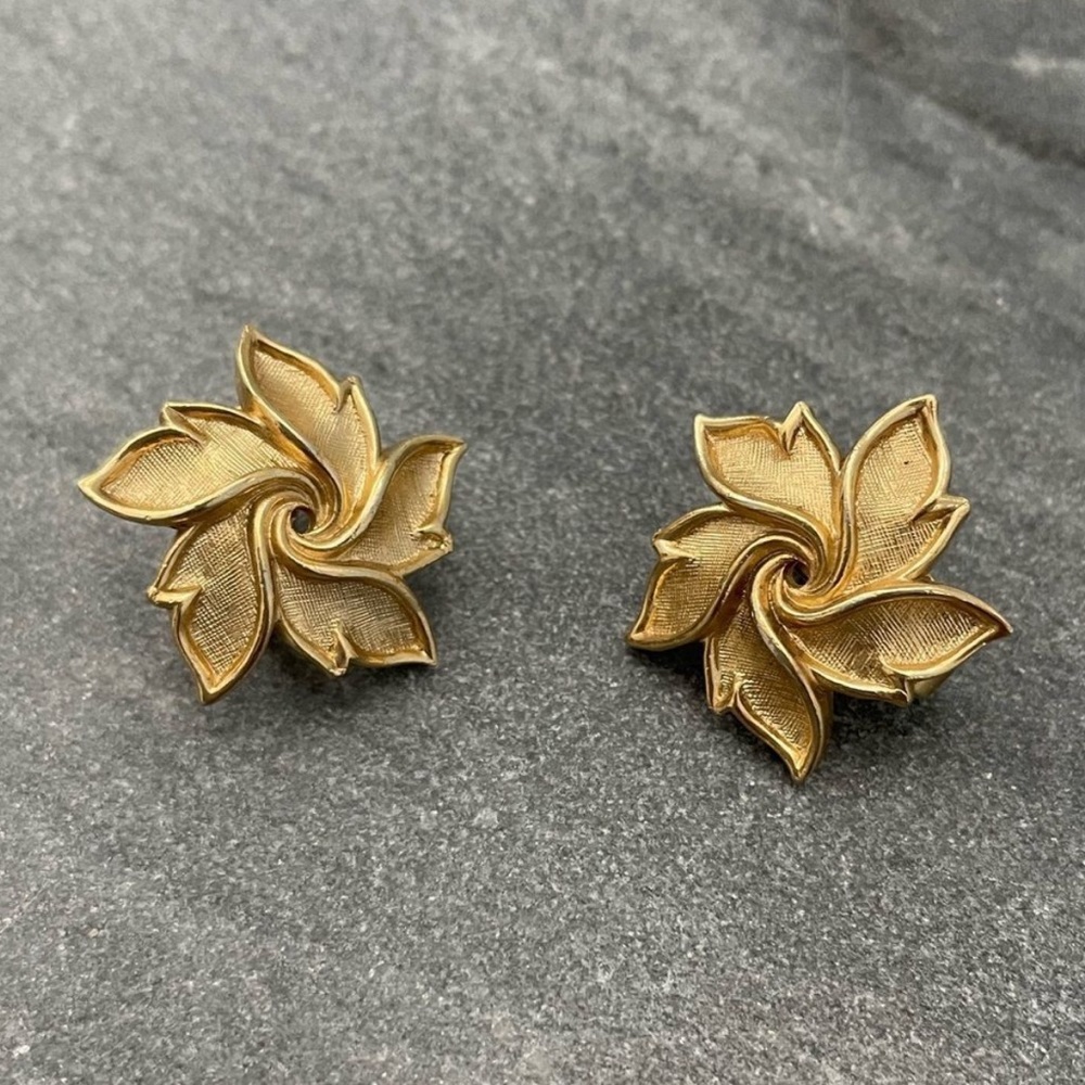 Vintage 1950's Crown Trifari Gold Clip-on Leaf Autumn
